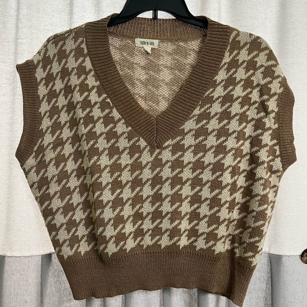 Women’s Cropped Houndstooth V-Neck Sweater Vest- Tan and Brown